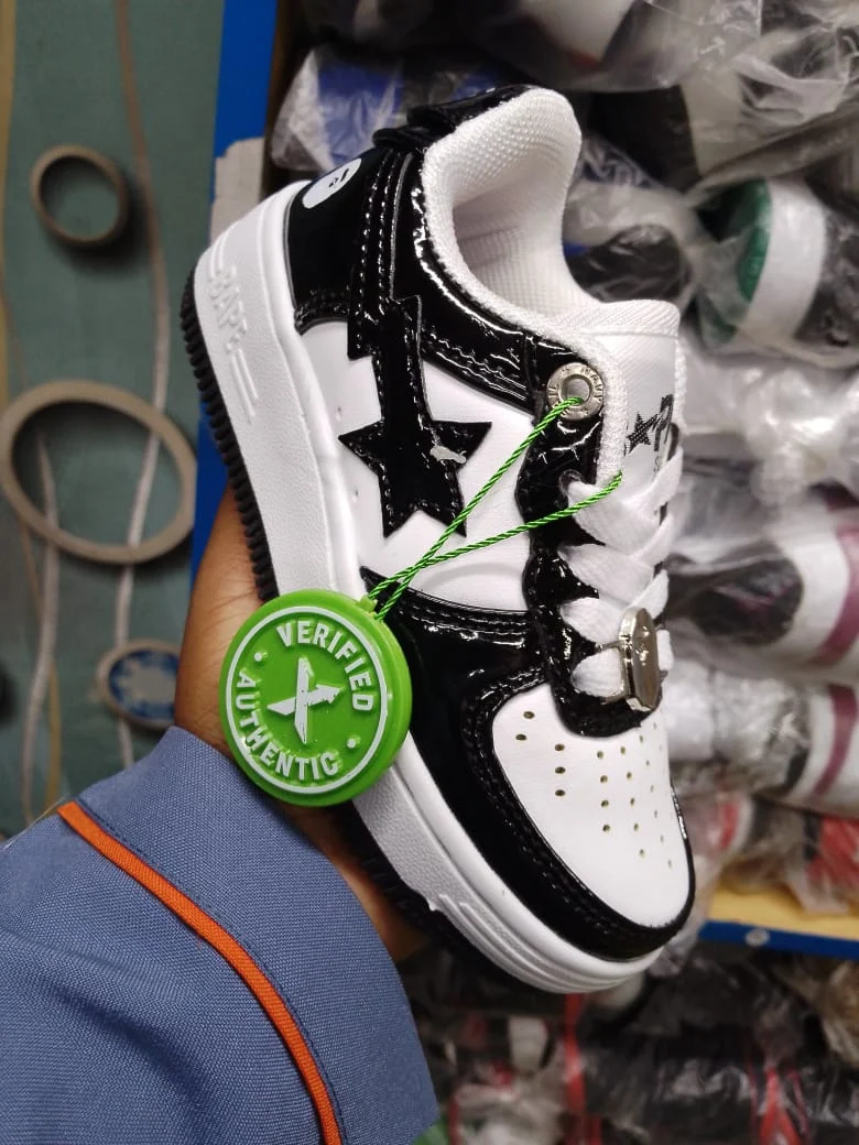 a_bathing_ape_bape_sta_low-black_and_white_3.webp