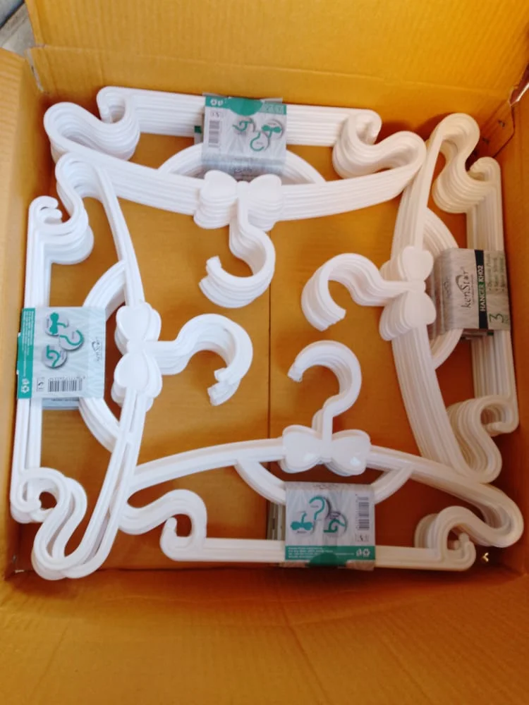 kids_plastic_hangers_a_set_of_12_pieces_2.webp