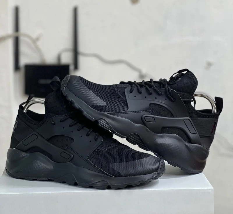 nike_air_huarache_triple_black_2.webp