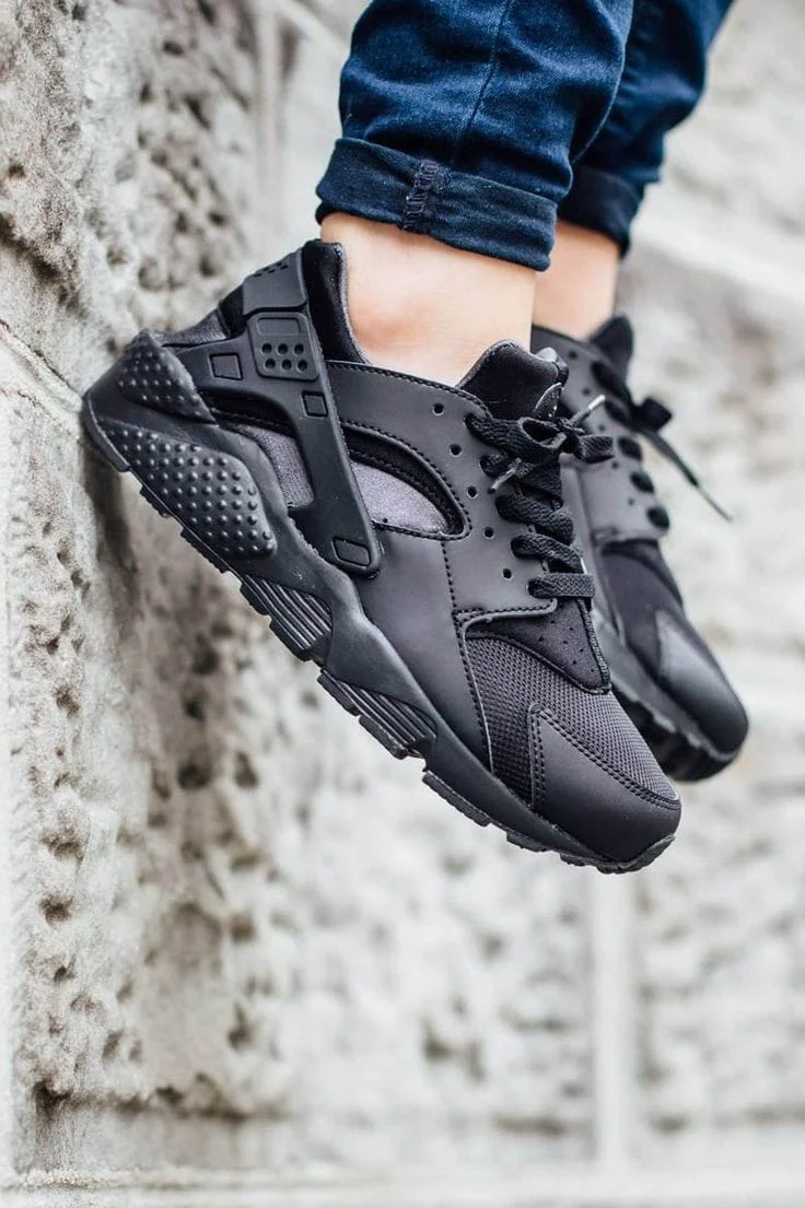 nike_air_huarache_triple_black_3.webp