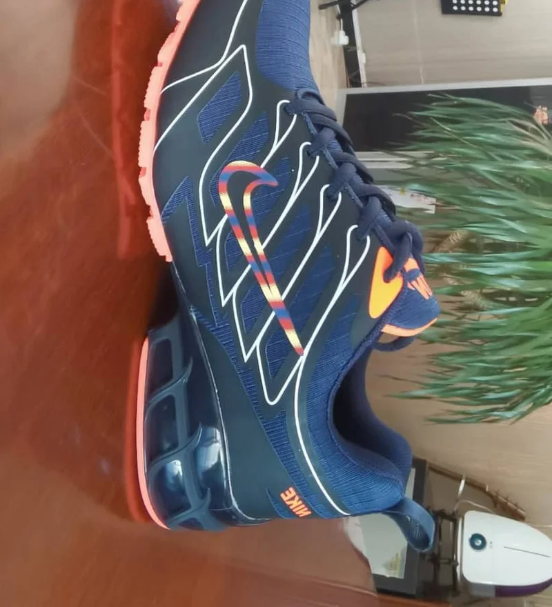 nike_air_max_running_shoes_2.webp