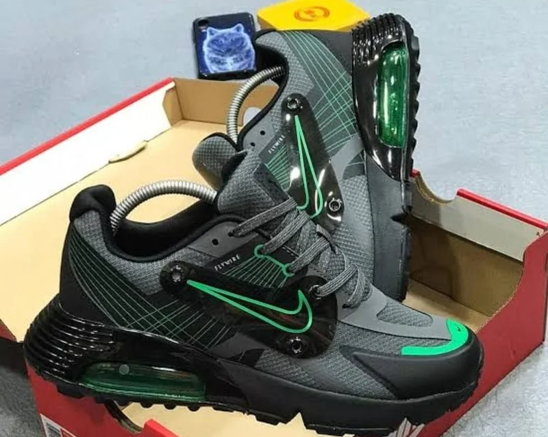 nike_flywire_black-green_sneakers_2.webp