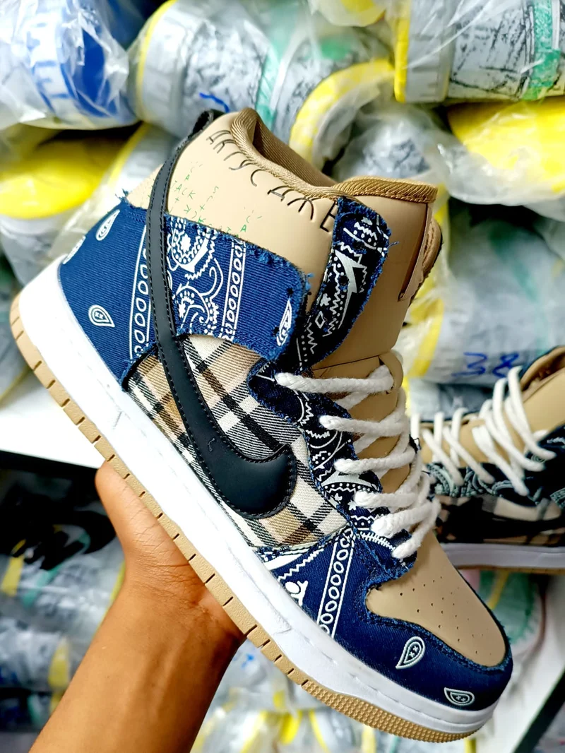 sb_dunk__highcut__x_travis_scott(_glow_in_the_dark_)__blue_2.webp