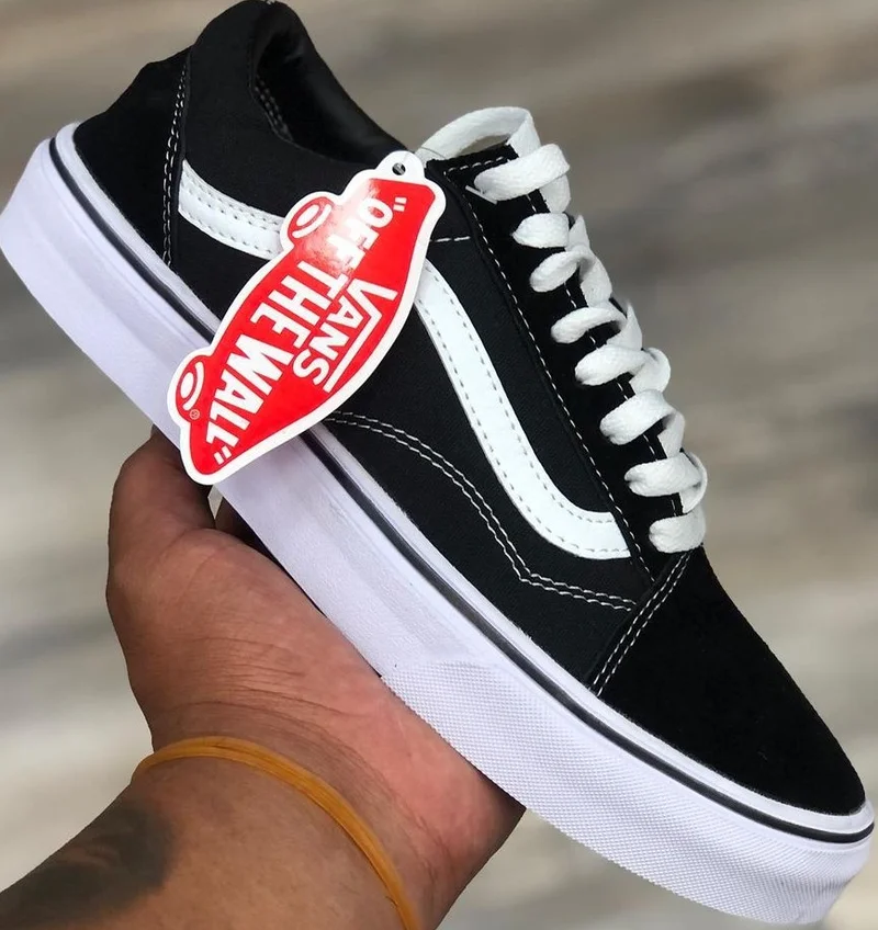 skate_model_vans_black_and_white_classic_old_skool_vans_2.webp