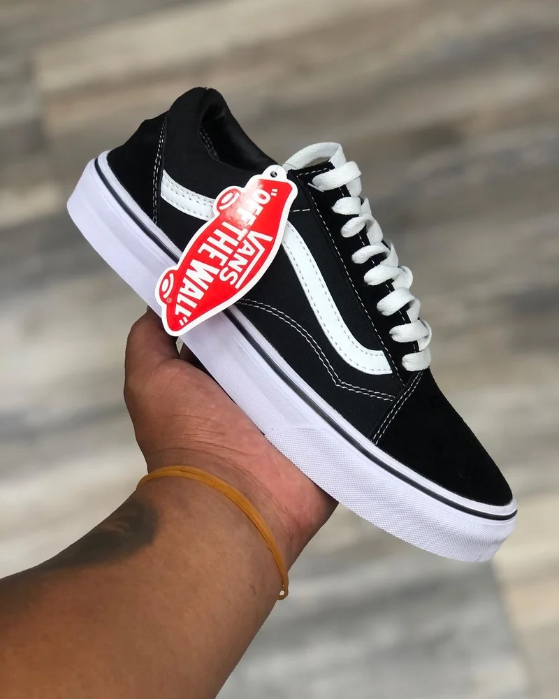 skate_model_vans_black_and_white_classic_old_skool_vans_3.webp