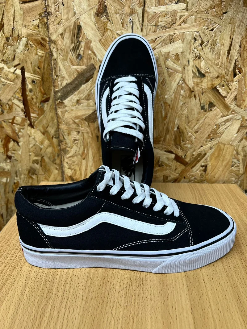 skate_model_vans_black_and_white_classic_old_skool_vans_4.webp