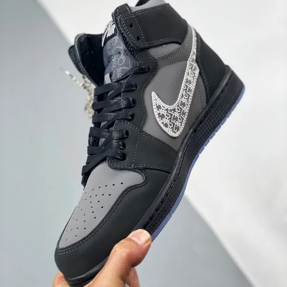 the_nike_air_jordan_1_dior_x_air_jordan_1_aj1_dior_2.webp
