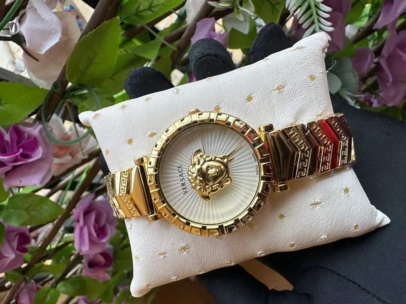 versace_medusa_ladies_watch_white_face_gold-toned_medusa_head_gold-toned_hands_2.webp