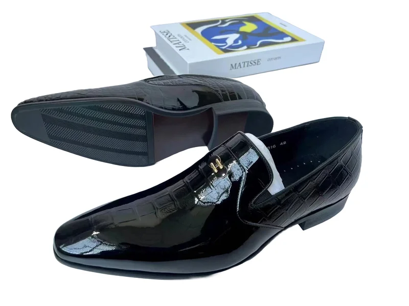 glossy_black_crocodile_patent_leather_clarks_2.webp