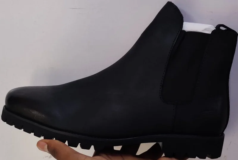 black_clarks_leather_chelsea_boots_fashion_men_2.webp