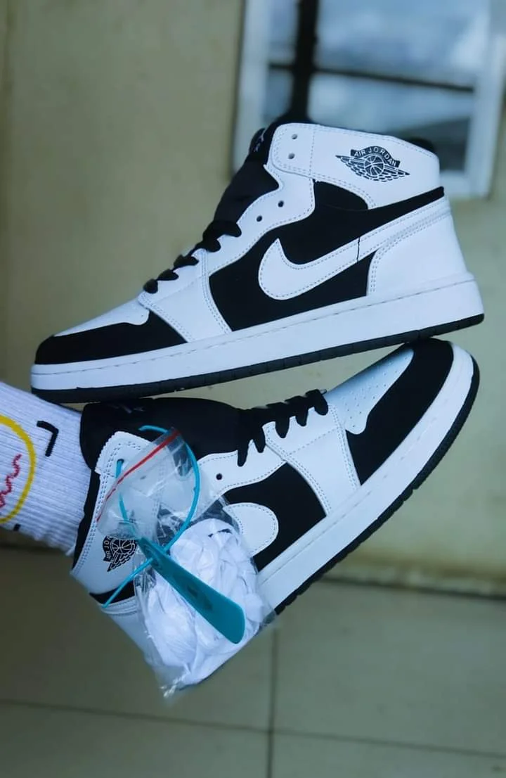 Nike Air Jordan 1 High OG  black and white