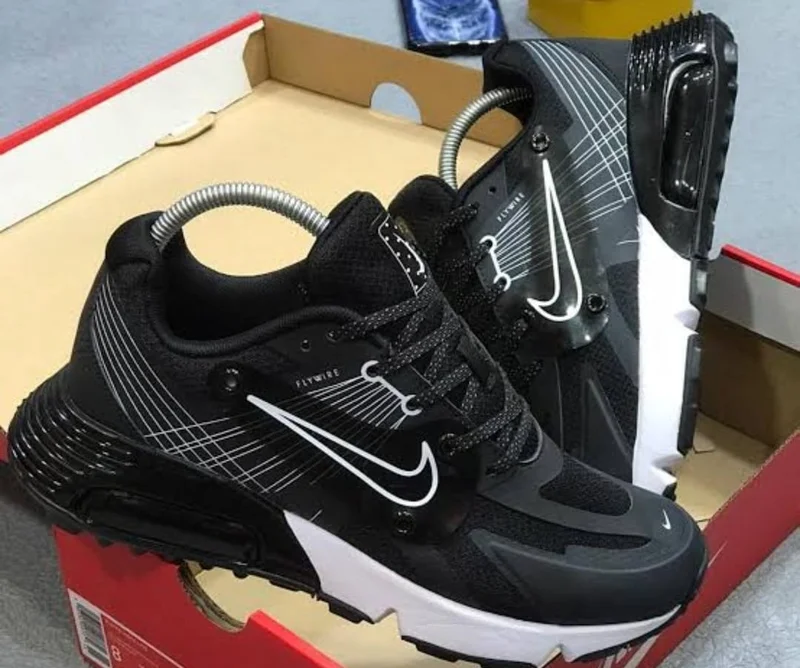 Nike Flywire Black- White Sneakers