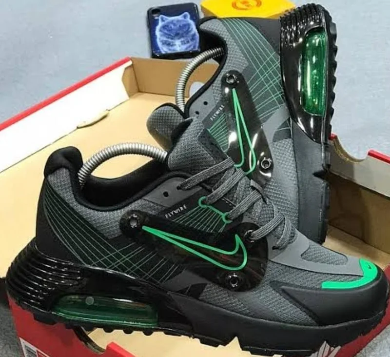 Nike Flywire Black-Green Sneakers