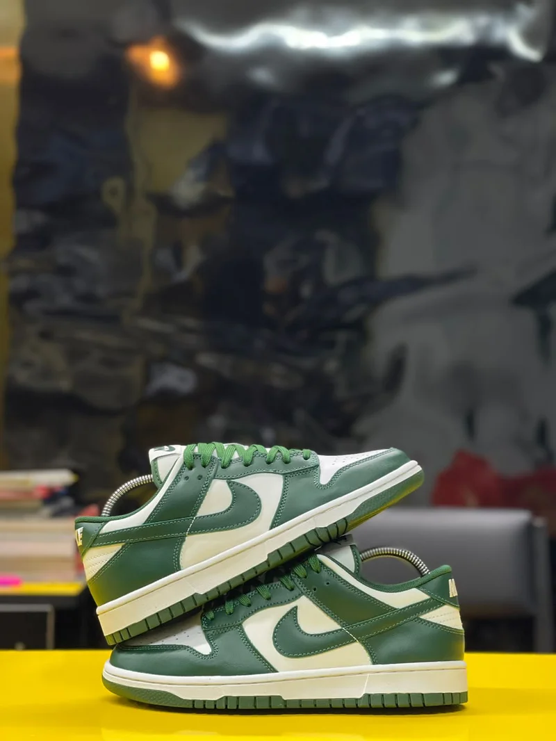 NIKE SB DUNK LOW "MICHIGAN STATE"