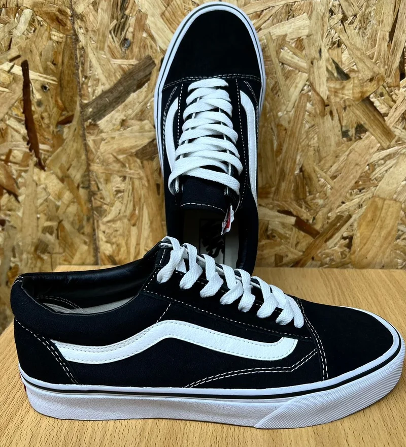 SKATE Model Vans Black and White Classic Old Skool Vans