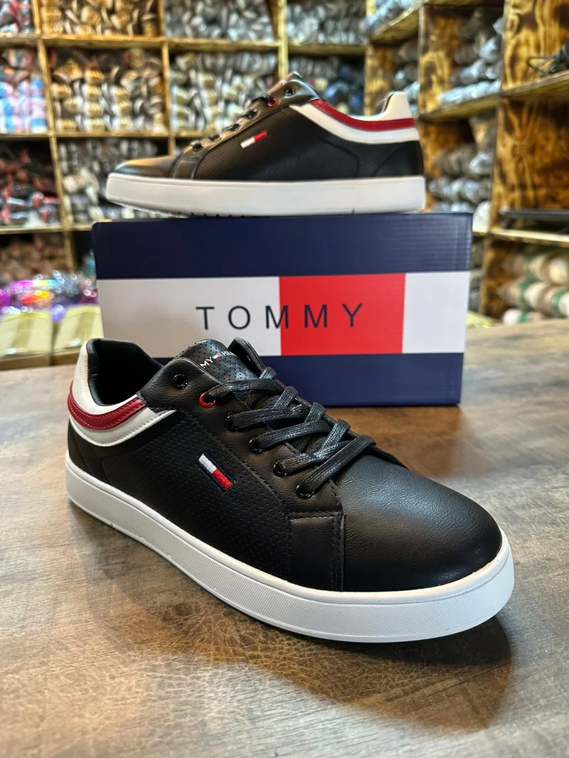 Tommy Hilfiger Essential Sneakers in Leather - Black
