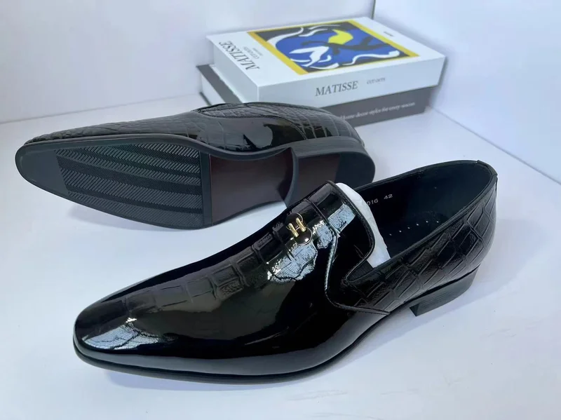 GLOSSY BLACK CROCODILE PATENT LEATHER clarks