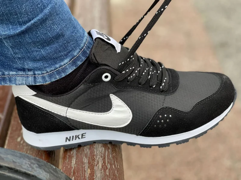 Nike Black White MD Valiant Junior Trainer