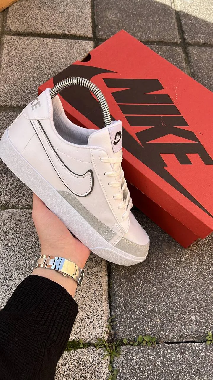 Nike Blazer Low '77 Vintage Leather sneakers in White gray smoke