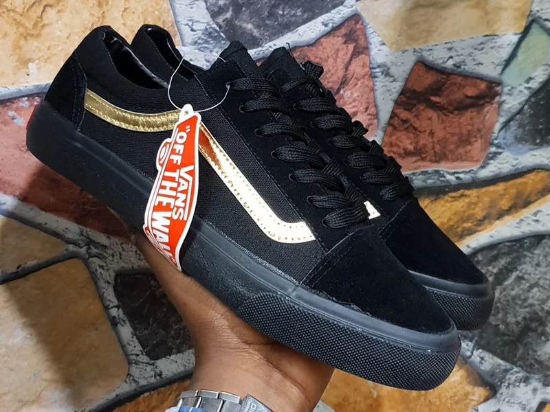 SKATE Model Vans Black and Gold