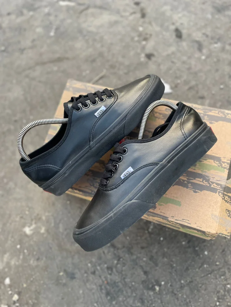 Soft Leather Double Sole Vans of the Wall Tripple Black