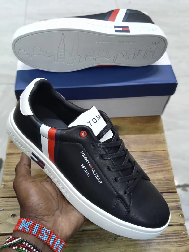 Tommy Hilfiger Essential Sneakers in Leather Trainers - Black